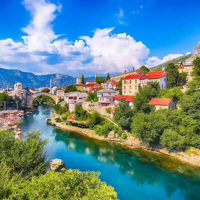 Mostar ist eine Stadt im Süden von Bosnien und Herzegowina und wird von der Neretva durchflossen. Besonders bekannt ist ihr Wahrzeichen Stari Most (Alte Brücke), eine rekonstruierte mittelalterliche Bogenbrücke - Bosnien-Herzegowina