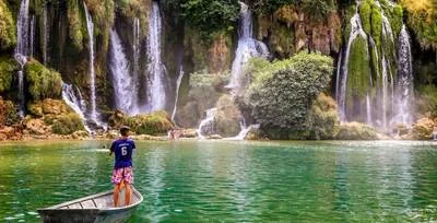 Beginne deine Reise direkt von deinem Hotel aus und erkunde den Kravice Wasserfall, das versteckte Juwel der Herzegowina.