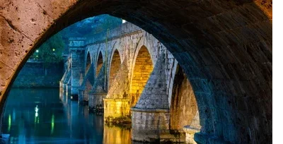 Besuche Višegrad und bewundere die UNESCO-Welterbestätte, eine weltberühmte Brücke über den Fluss Drina. Passiere die Grenze nach Serben und besichtige die legendäre Schmalspurbahn Šarganska osmica und das Kloster Dobrun.